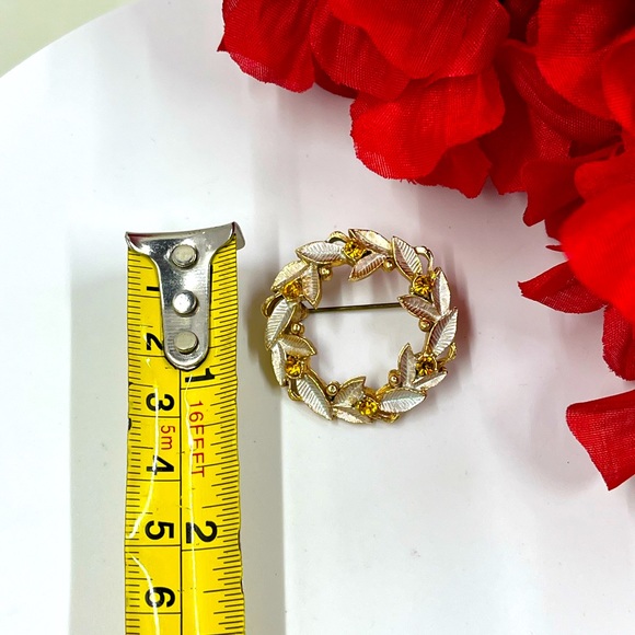 Cute and Minimalist Micro Wreath Brooch with Crystal Accents - Picture 5 of 5